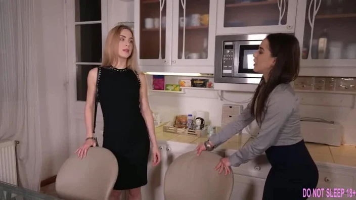 alisha-foks-i-anastasiya-broklin-dolbyat-drug-drujku-vibratorami_720p