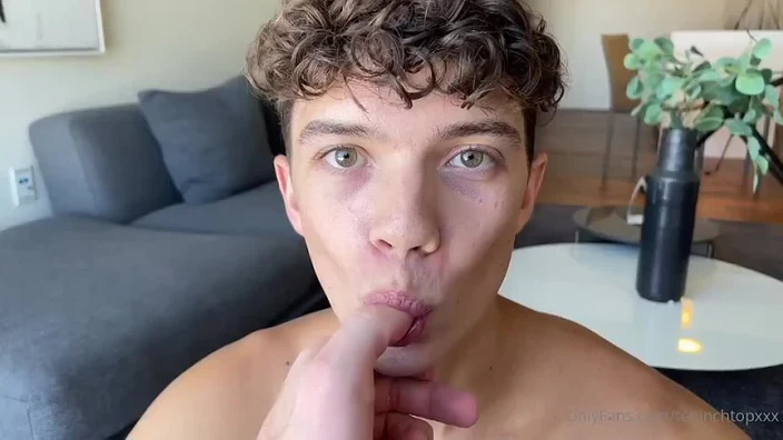 [BFD] Кудряш играет с большой конфетой gay