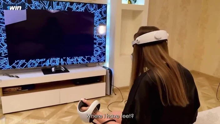 Сестра пока играла в vr была выебана братом