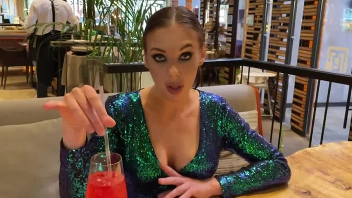 Выпила коктейль покрепче, чтобы было легче за него расплатиться Hungry Kitty