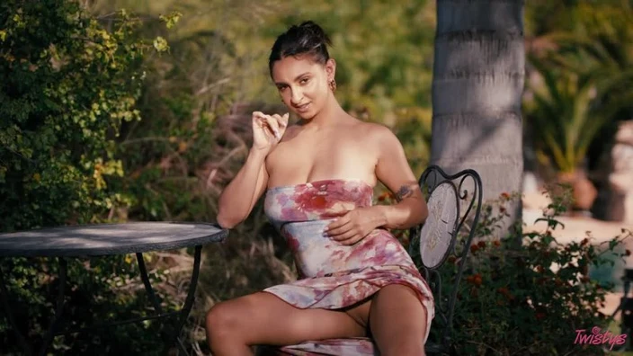 Hailey Rose - Feeling The Heat
