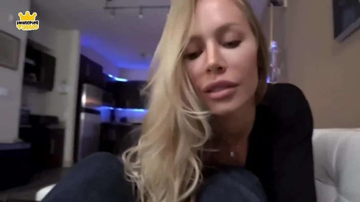 Nicole Aniston Помог красивой мачехе застегнуть лифчик...И вот тут понеслось