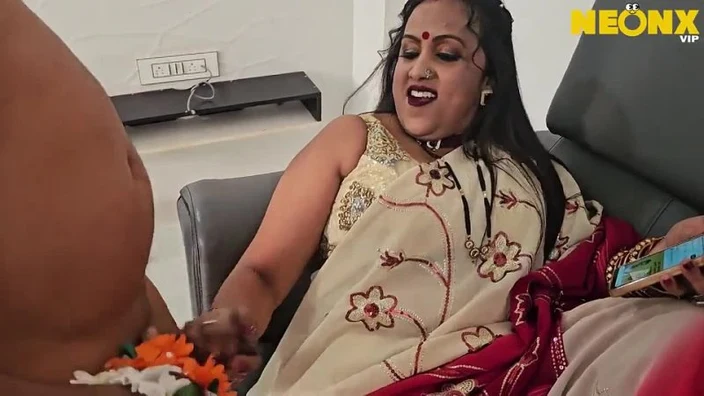 Big Boobs Hot Desi MILF Mother in Law Aunty Bhabhi Indian Saree Kamwali Malkin Devor Hindi ???