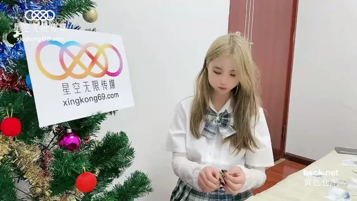 Xingkong ?012?Na Mei. The junior girls put on Christmas shirts and invite seniors to celebrate Christmas