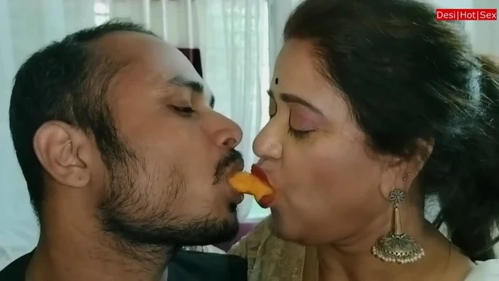 Beautiful Model Aunty One night stand sex with delivery Boy