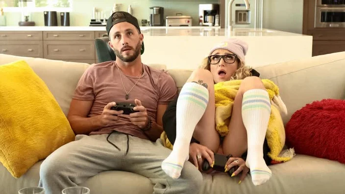 ? Lucas Frost, Susie Stellar - Gamer Girl Suprise - HotGirlsGame, RealityKings