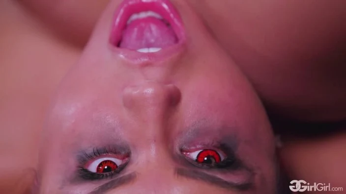 Kristen Scott, Alina Lopez - Paranormal : The Haunted House 3