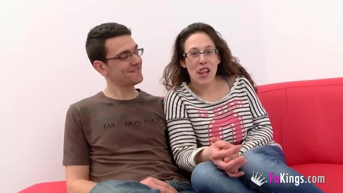 FAKINGS - Pareja de Badoo nos oferta a su chica. Fabiola echa el polvo de su vida con Jonathan de espectador de lujo. Hemos hecho buena compra.