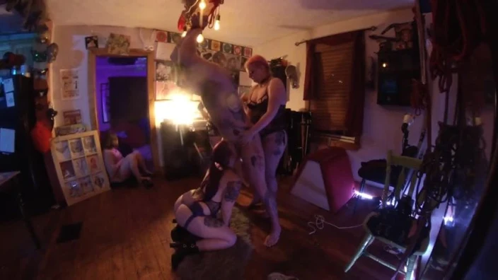 Strapon Gangbang Party 5 to 1