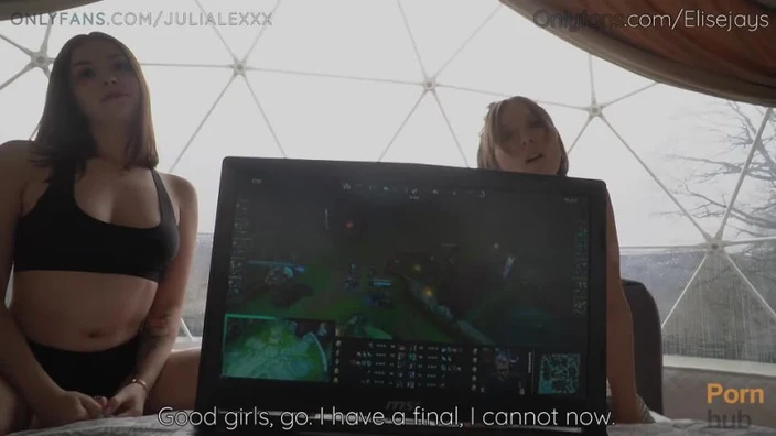 Two mouths swallow sperm to the last drop JULIALEXXX
