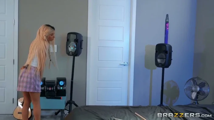 Kenzie Reeves - Piped Down - Дочка любовницы увидела его член и не смогла устоять