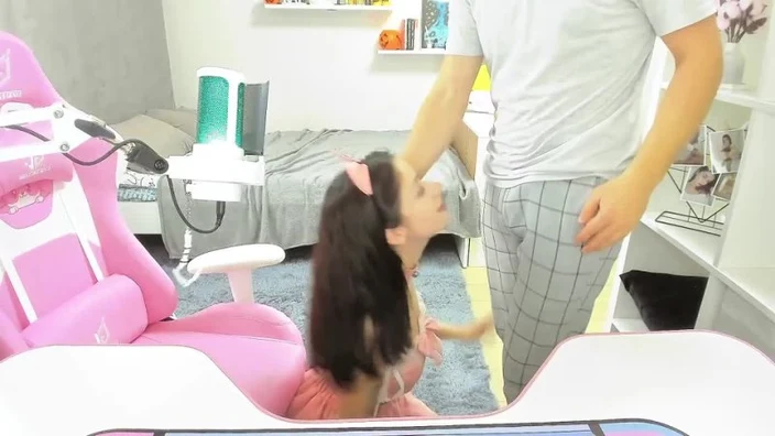 Stop streaming, my stepsis, I want to fuck you